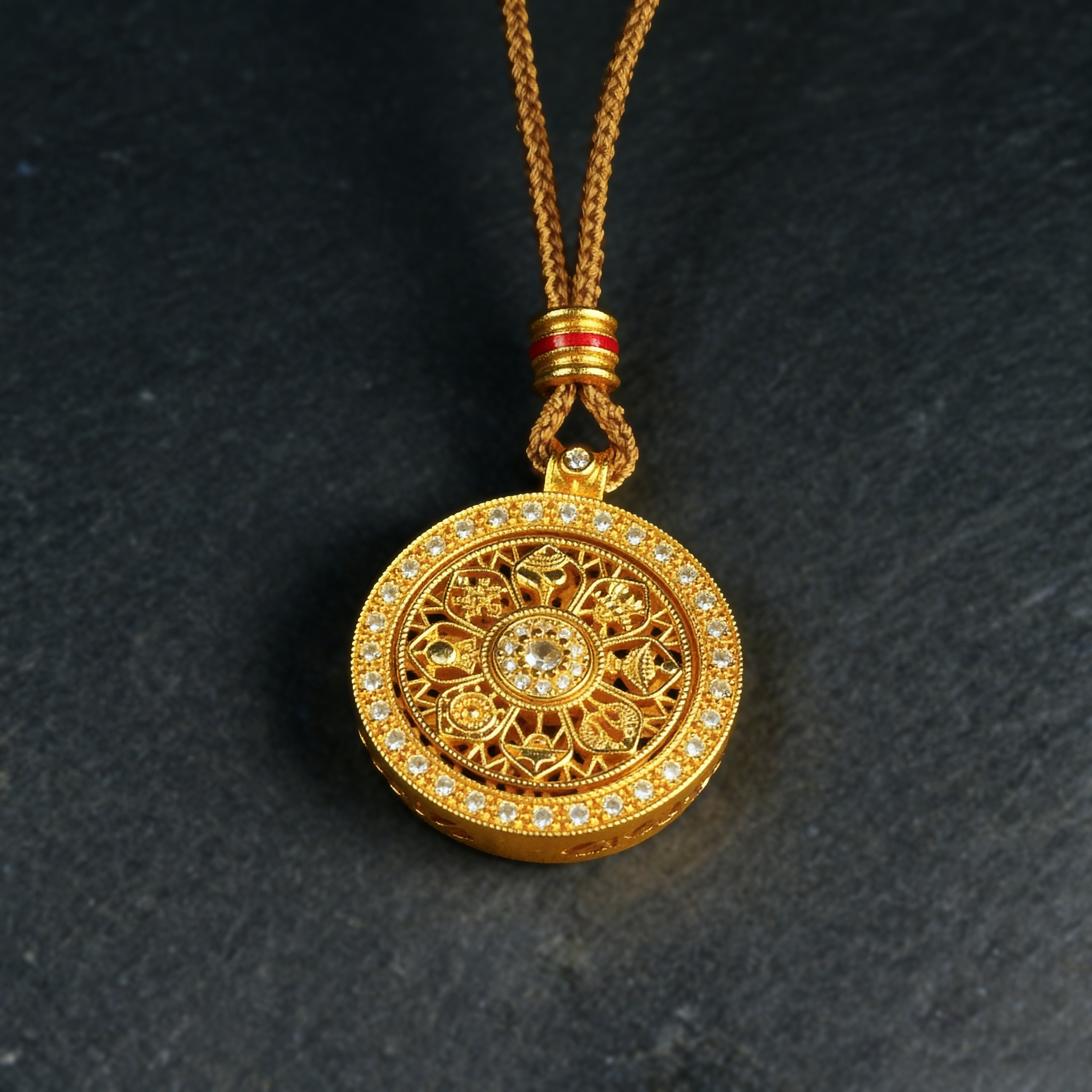 Rotating Eight Treasures Compass Necklace Fashionable And Simple Diamond Compass Pendant