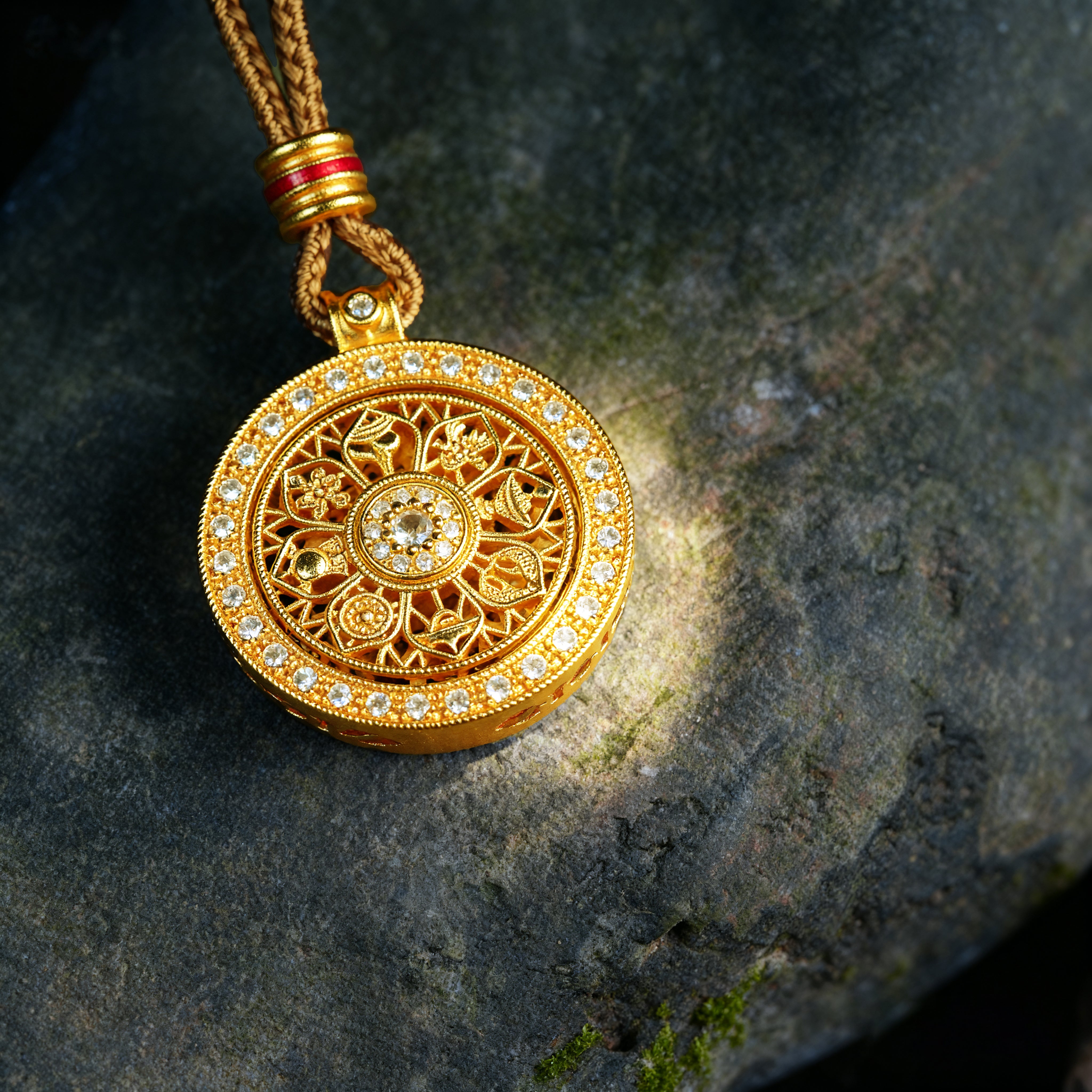 Rotating Eight Treasures Compass Necklace Fashionable And Simple Diamond Compass Pendant