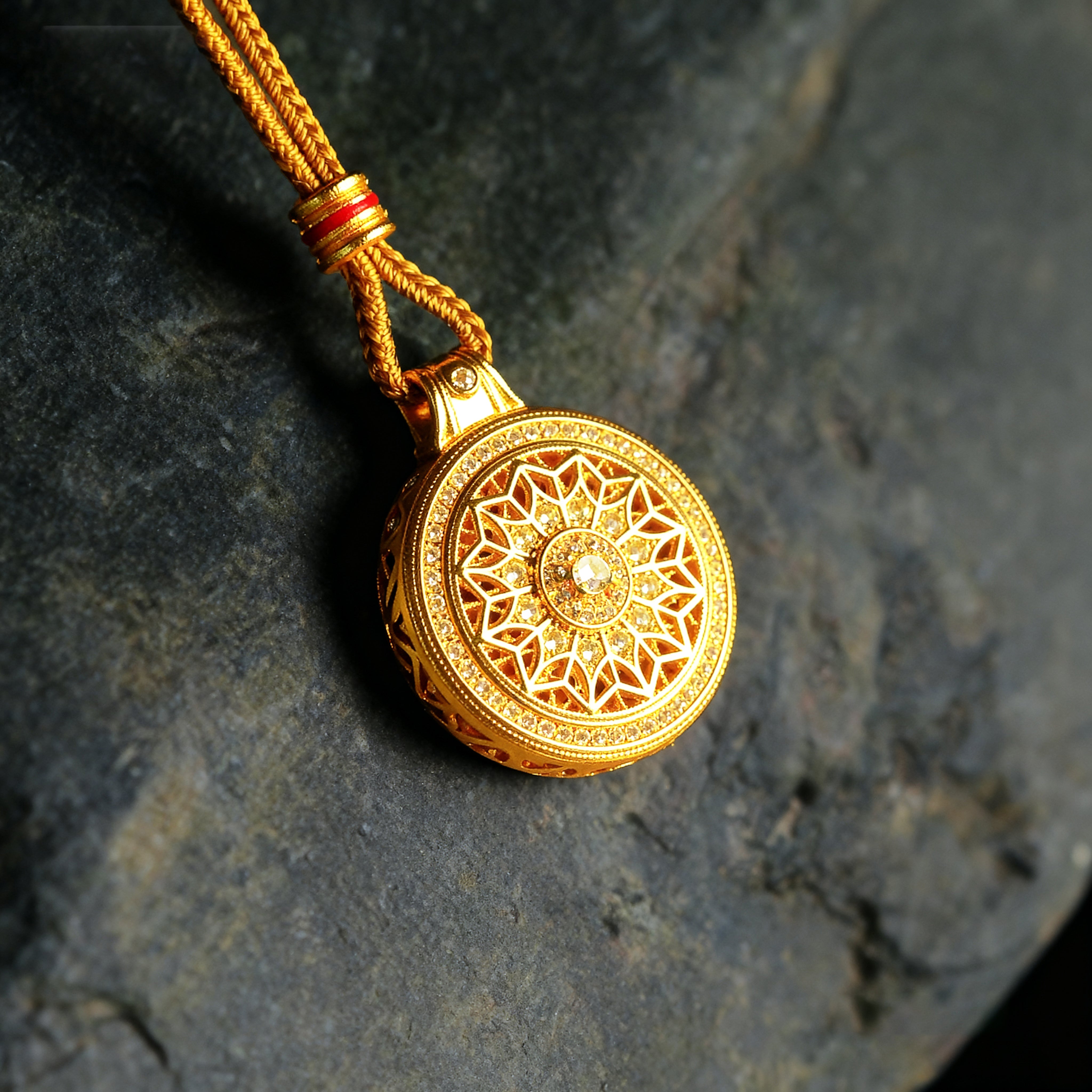 Versatile Ancient Gold Diamond Compass Pendant Rose Hollow Compass Necklace