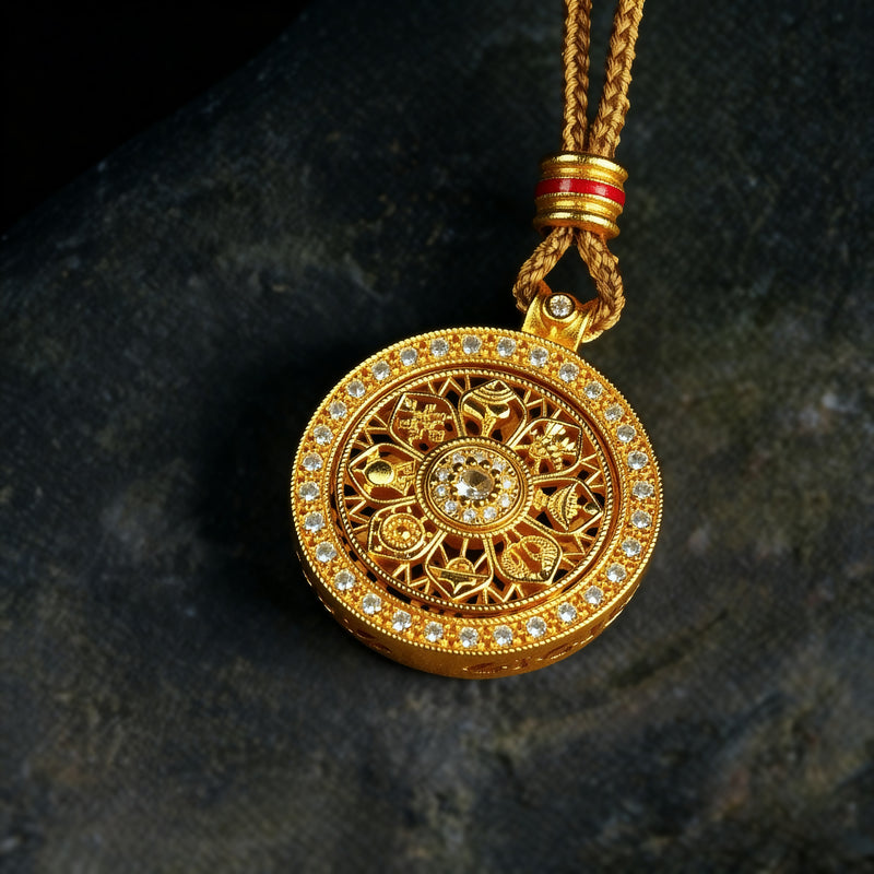 Rotating Eight Treasures Compass Necklace Fashionable And Simple Diamond Compass Pendant